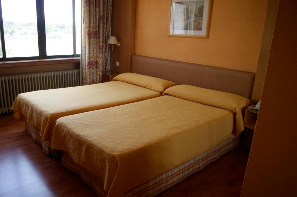 Hotel Restaurante San Roque Медина дел Кампо Номер фото