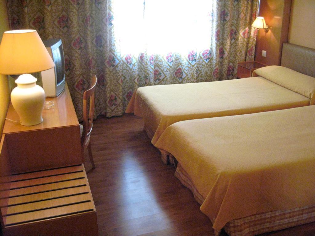 Hotel Restaurante San Roque Медина дел Кампо Номер фото